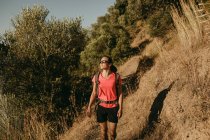 Mulher sorridente trekking na montanha em Sierra De Hornachuelos, Córdoba, Espanha — Fotografia de Stock
