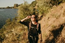 Mulher sorridente caminhando no caminho de Sierra De Hornachuelos, Córdoba, Espanha — Fotografia de Stock
