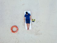 Metà adulto maschio turista rilassante sulla sedia a sdraio in spiaggia — Foto stock