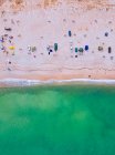 Повітряний вид людей відпочиває на пляжі Тріозер. — стокове фото