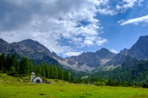 Scenic view of lone chapel in Karwendel mountains during summer — Stock Photo