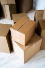 Empilement de boîtes en carton dans une nouvelle maison — Photo de stock