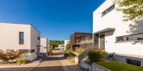 Germany, Baden-Wurttemberg, Esslingen, Energy efficient houses in modern suburb — Stock Photo