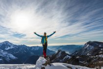 Escursionista maturo maschio con le braccia distese in piedi sulla montagna, Alpi Orobiche, Lecco, Italia — Foto stock