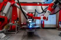 Автоматические роботы сварки металла на заводе — стоковое фото