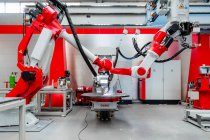 Автоматизированные промышленные роботы сварочные металлы на заводе — стоковое фото