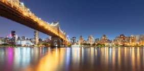 USA, New York, New York City, Ed Koch Queensboro Bridge illuminated at night - foto de stock