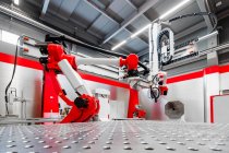Автоматическое роботизированное оборудование для сварки на заводе — стоковое фото