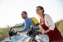 Paar mit Fahrrädern läuft gegen klaren Himmel — Stockfoto