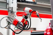 Крупный план сварочной роботизированной руки на заводе — стоковое фото