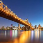 USA, New York, New York City, Ed Koch Queensboro Bridge illuminated at night - foto de stock