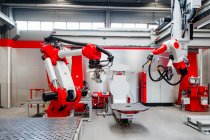 Автоматические сварочные роботы в промышленном здании — стоковое фото