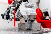 Крупный план автоматического промышленного сварочного робота на заводе — стоковое фото