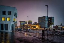 Germany, North Rhine Westphalia, Dusseldorf, Media Harbor in rain at dusk — Stock Photo