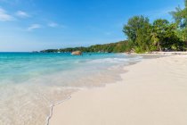 Seychelles, Praslin Island, Anse Lazio sandy beach with crystal clear turquoise ocean — Stock Photo