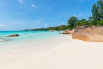 Seychelles, Praslin Island, Anse Lazio sandy beach with crystal clear turquoise ocean — Stock Photo