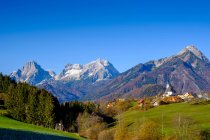 Austria, Upper Austria, Vorderstoder, Clear sky over village in Totes Gebirge range — Stock Photo