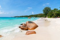 Seychelles, Praslin Island, Anse Lazio sandy beach with crystal clear turquoise ocean — Stock Photo
