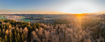 Beau lever de soleil sur la forêt souabe, Bade-Wurtemberg, Allemagne — Photo de stock