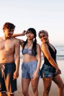 Männliche und weibliche Freunde genießen im Urlaub am Strand — Stockfoto