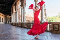 Жіночий художник фламенко танцює з піднятими руками на проході в Плаза - де - Ессана (Севілья, Іспанія). — стокове фото