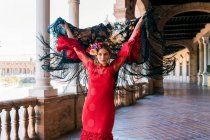 Жіночий художник фламенко тримає шаль з піднятими руками на алеї Пласа де Еспана в Севільї (Іспанія). — стокове фото