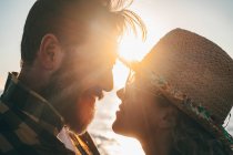Barbuto uomo romancing con fidanzata durante il tramonto — Foto stock
