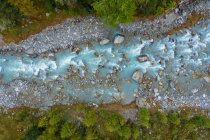 Vue par drone de la rivière Ova da Morteratsch traversant le Val Morteratsch — Photo de stock