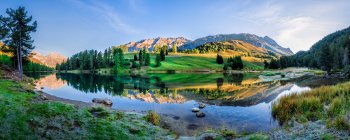 Reflection of mountain in Lai Da Palpuogna lake at  Graubunden, Switzerland — Stock Photo