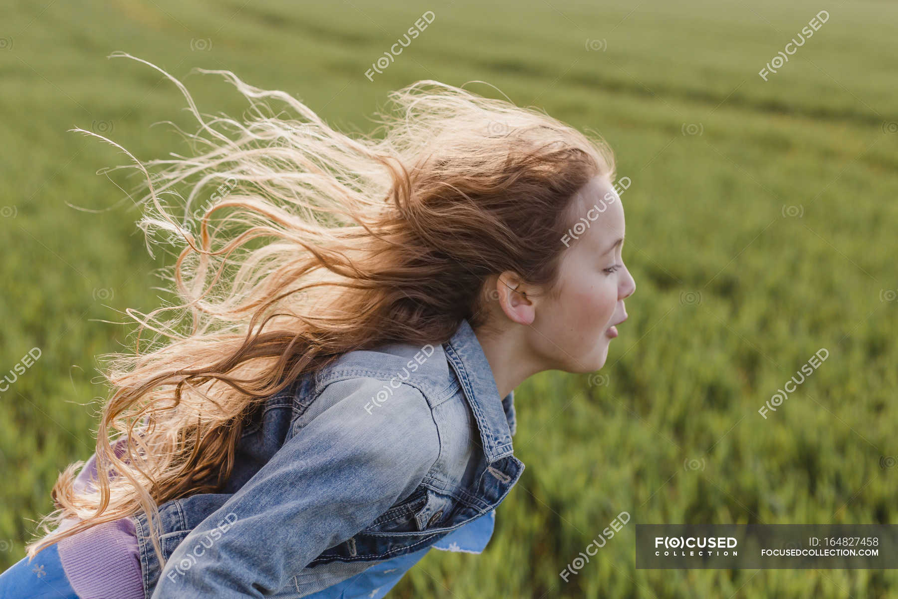 Девочка с длинными волосами бежит