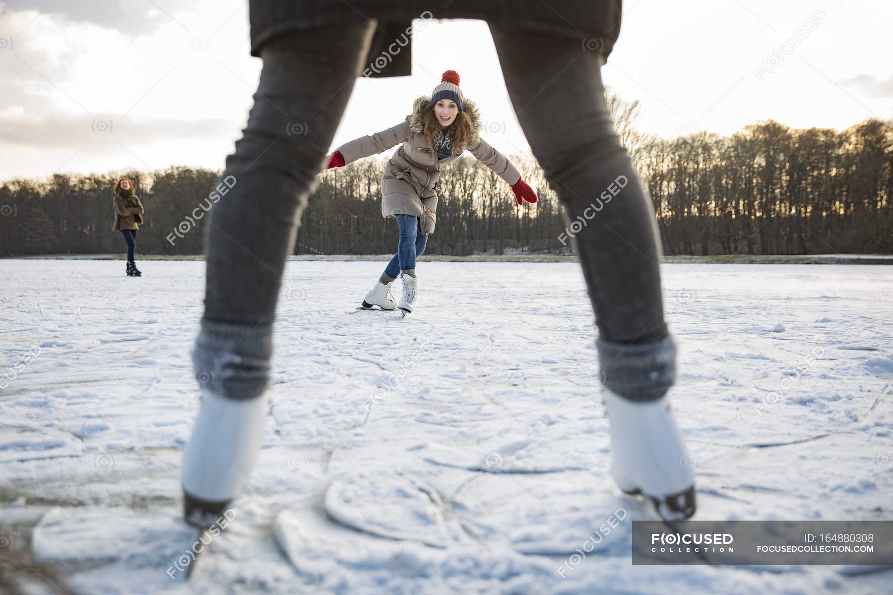 Стоящий на льду. Коньки на льду. Коньки кататься на льду. Фотосессия на льду в коньках. Ноги на коньках катаются.