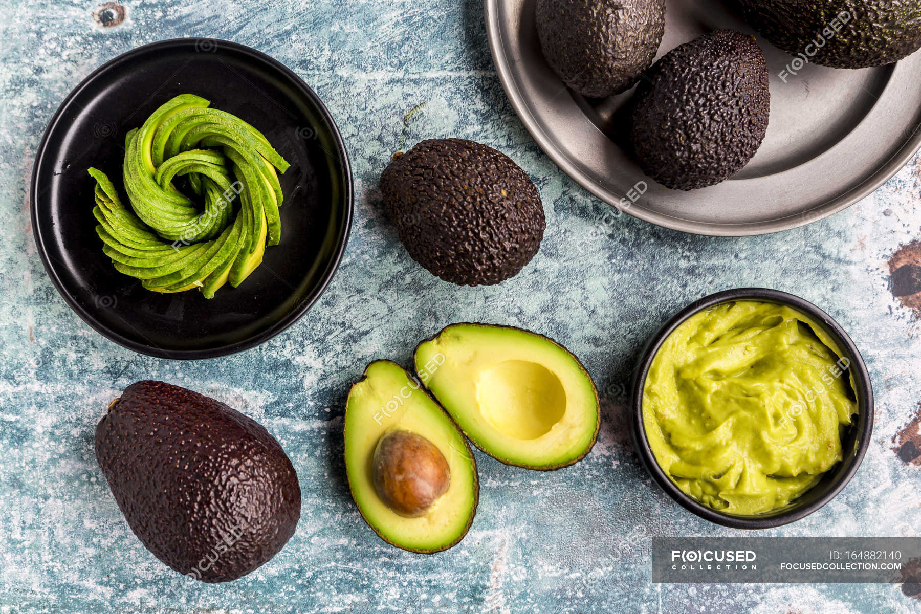 Ciotola di guacamole e <b>avocado</b> - Grigio, cibo - Stock Photo #164882140.