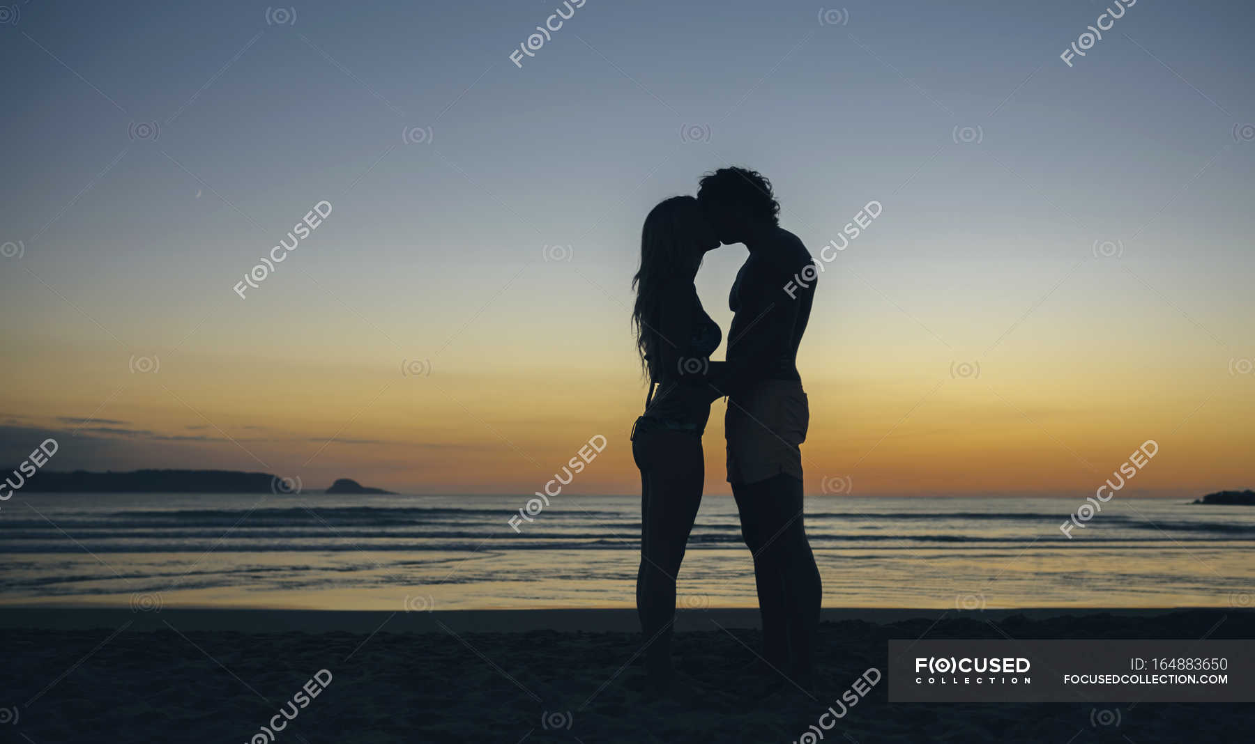 Pareja besándose en la playa — Puesta de sol, mujer - Stock Photo |  #164883650