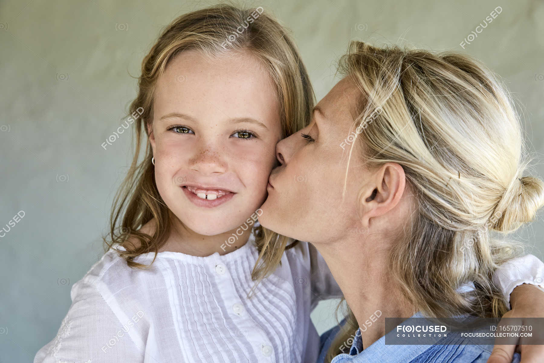мама картинка для детей. They are daughters. Happy family kitchen vegetable. They are daughters. They are daughters.