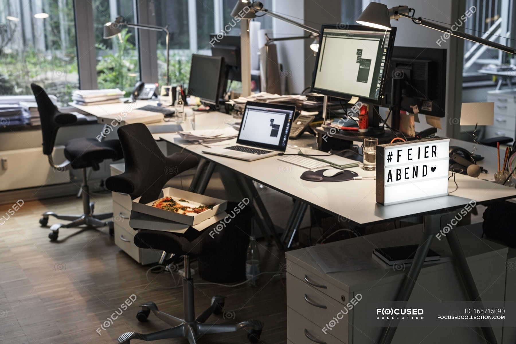Closing time sign on desk — nobody, technology - Stock Photo | #165715090