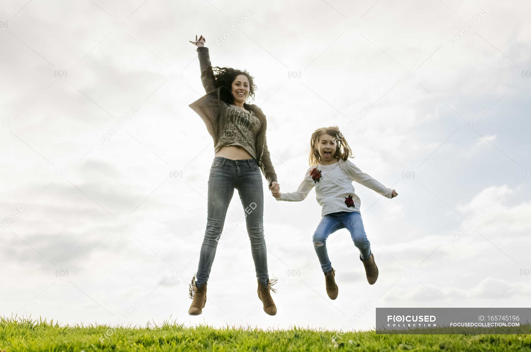 Sky parents. Силуэт семьи с тремя детьми. Отношения родителей и детей. Узбекская мусульманская счастливая семья с детьми. Sky parents.