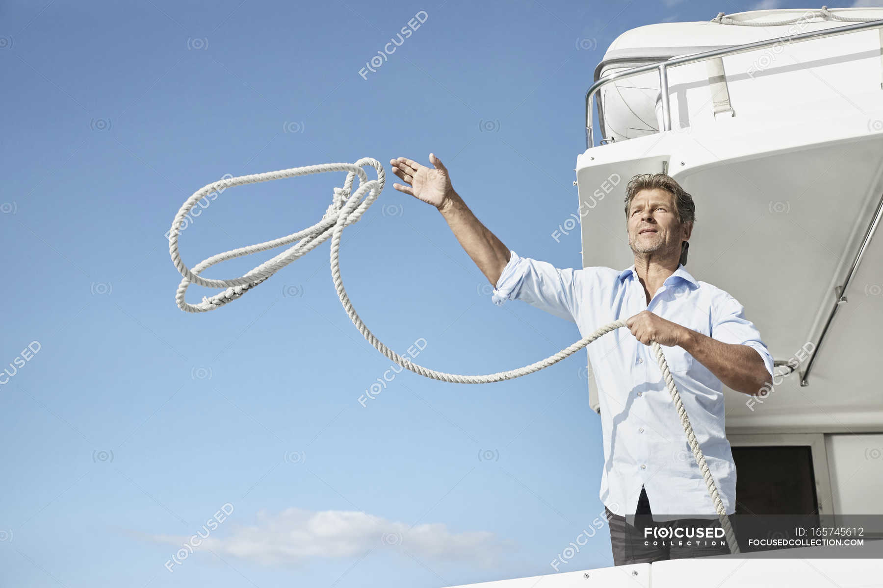 Человек на яхте бросает веревку — движение, судно - Stock Photo ...