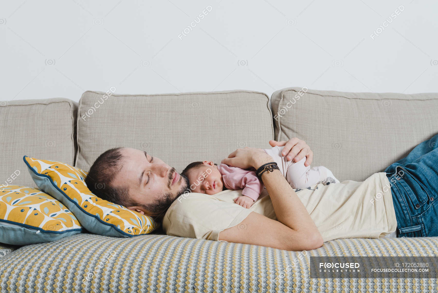 Father sleep daughter. Фотосессия пап и дочь на диване. Фотосессия папы с дочкой на диване. Para s malishom na Divane.
