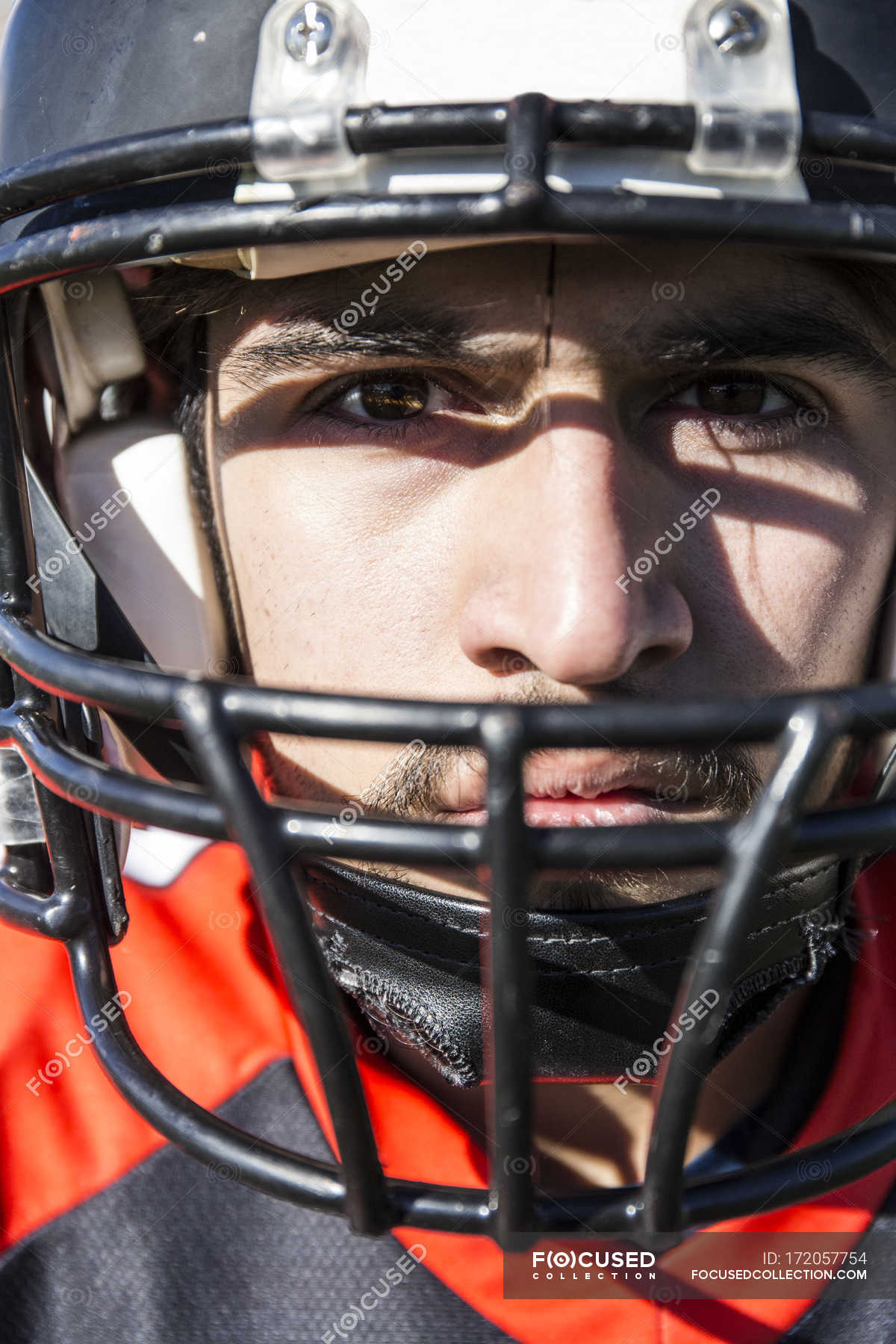 Ritratto ravvicinato del giocatore di football americano con casco — Giocatore  di calcio, Testa - Stock Photo
