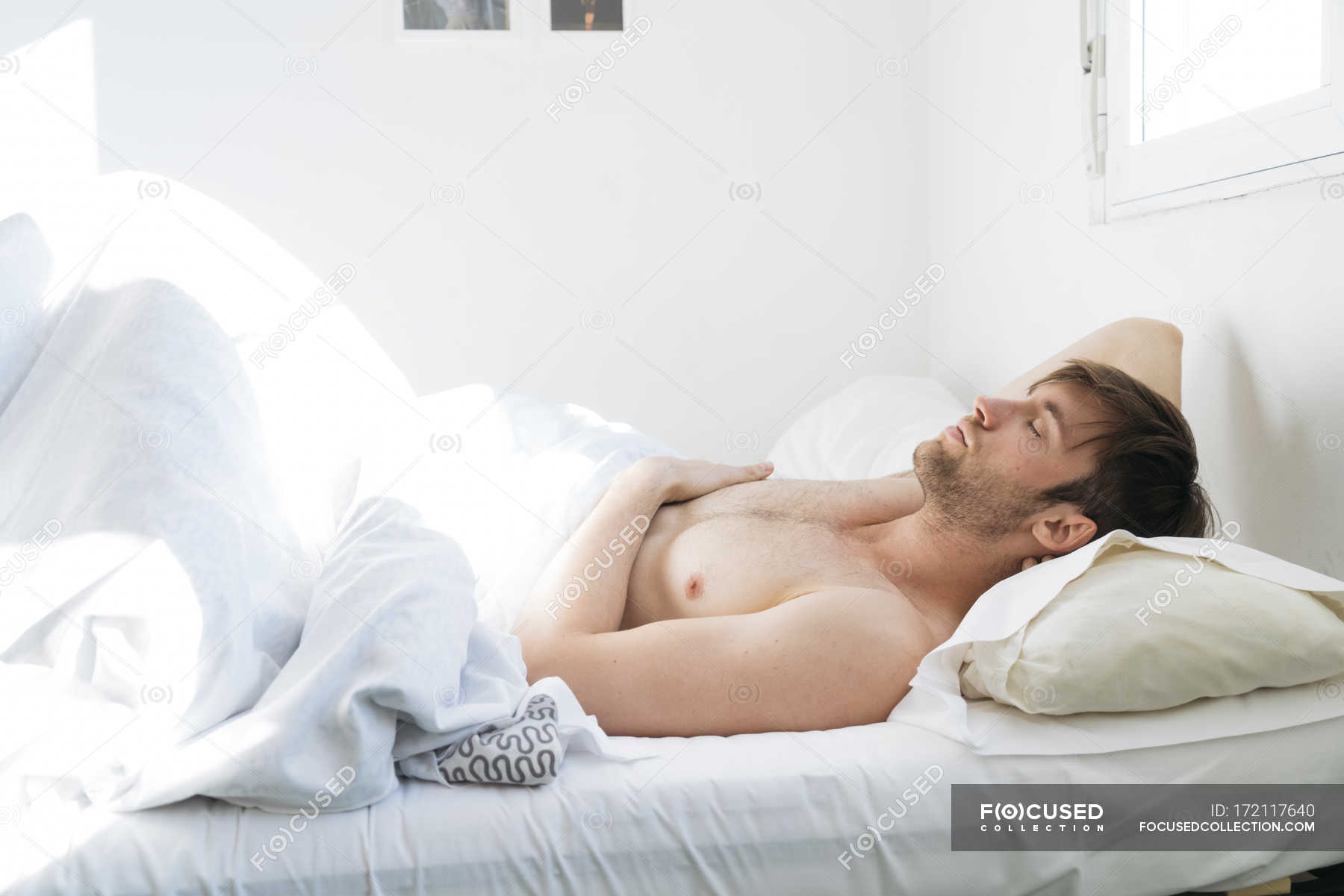 Мужчина в постели марс. Расслабление в кровати. Мужская грудь на кровати. Мужчина расслабляется. Парень расслабился в постели.