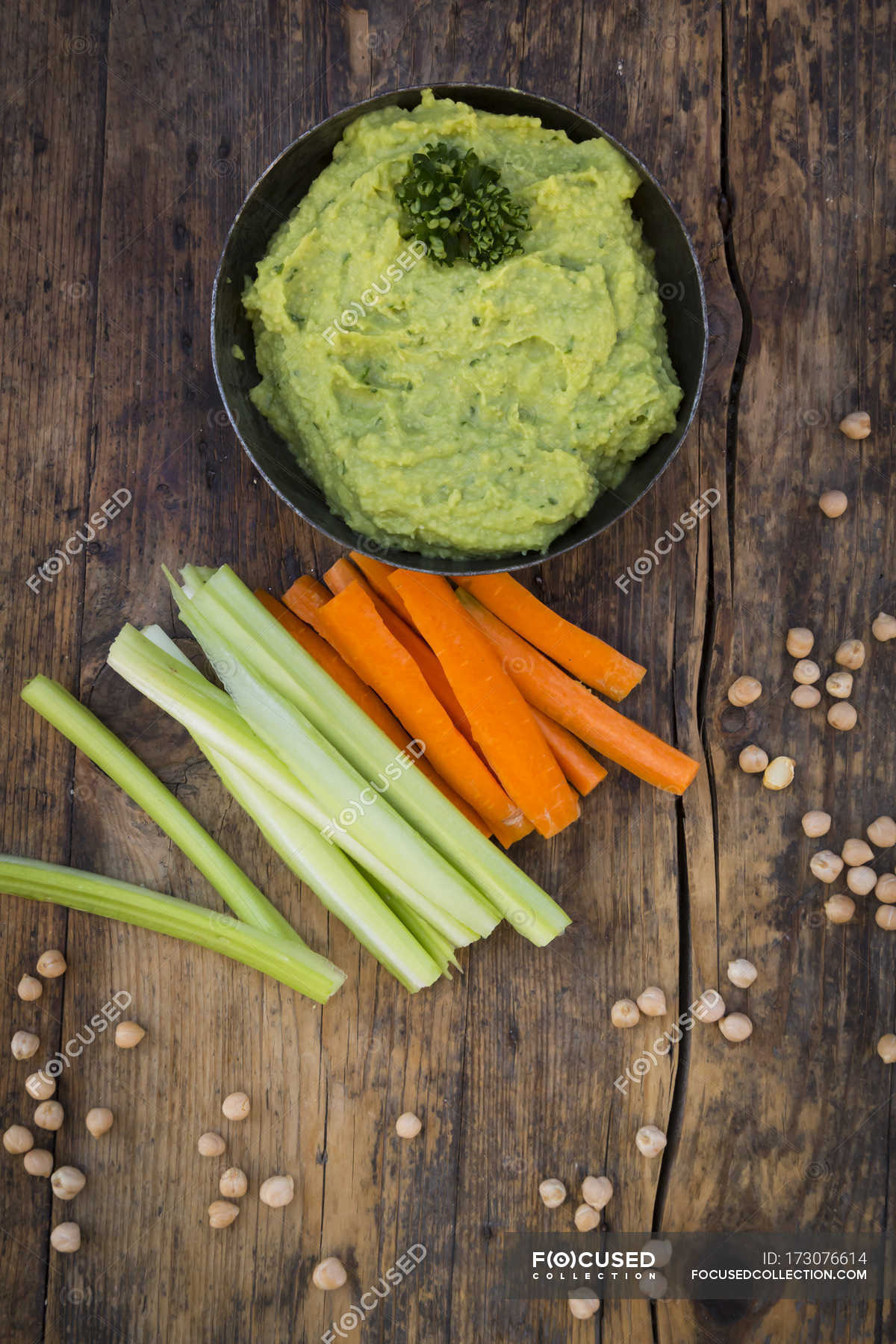 Bowl of avocado hummus and vegetable sticks — yummy, diet - Stock Photo ...