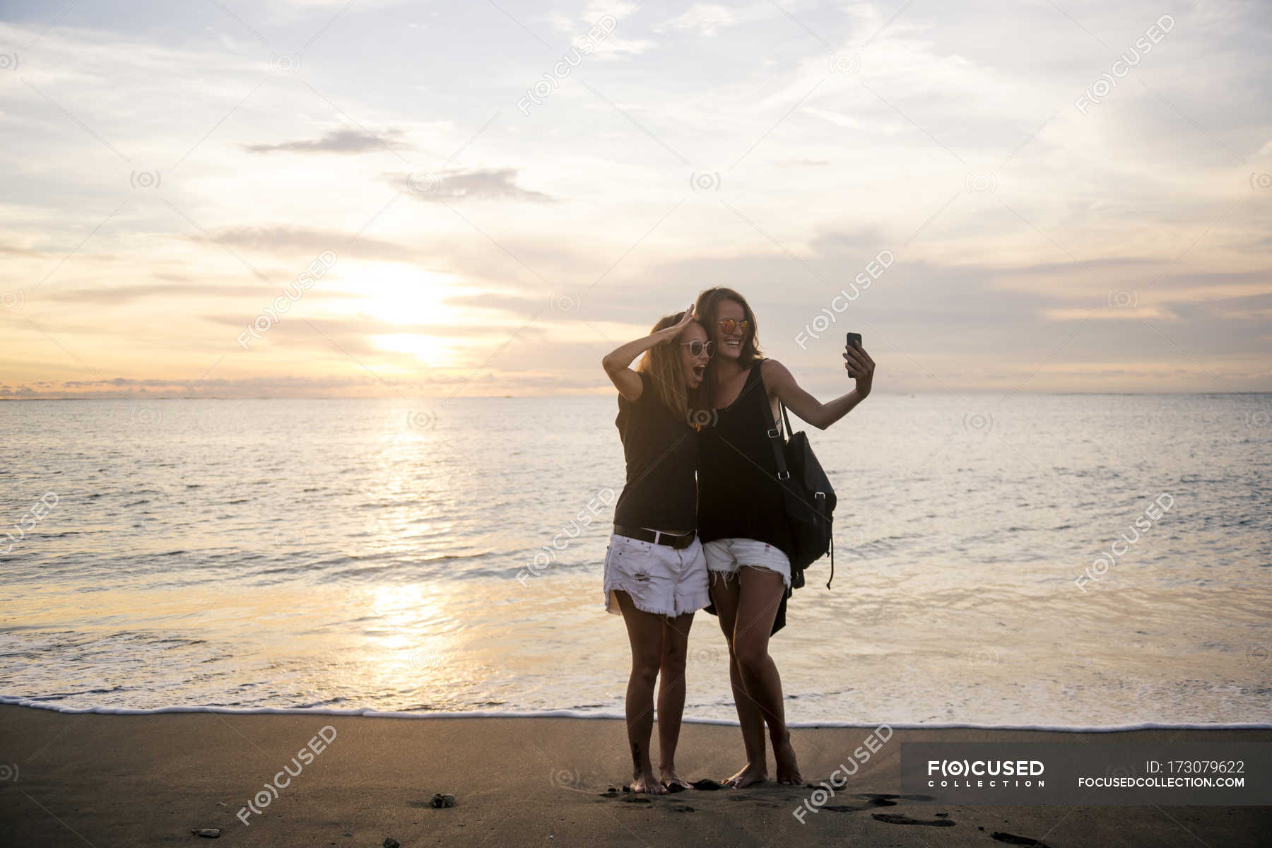 Indonesien Bali Zwei Frauen Machen Bei Sonnenuntergang Ein Selfie Am Strand — Smartphone