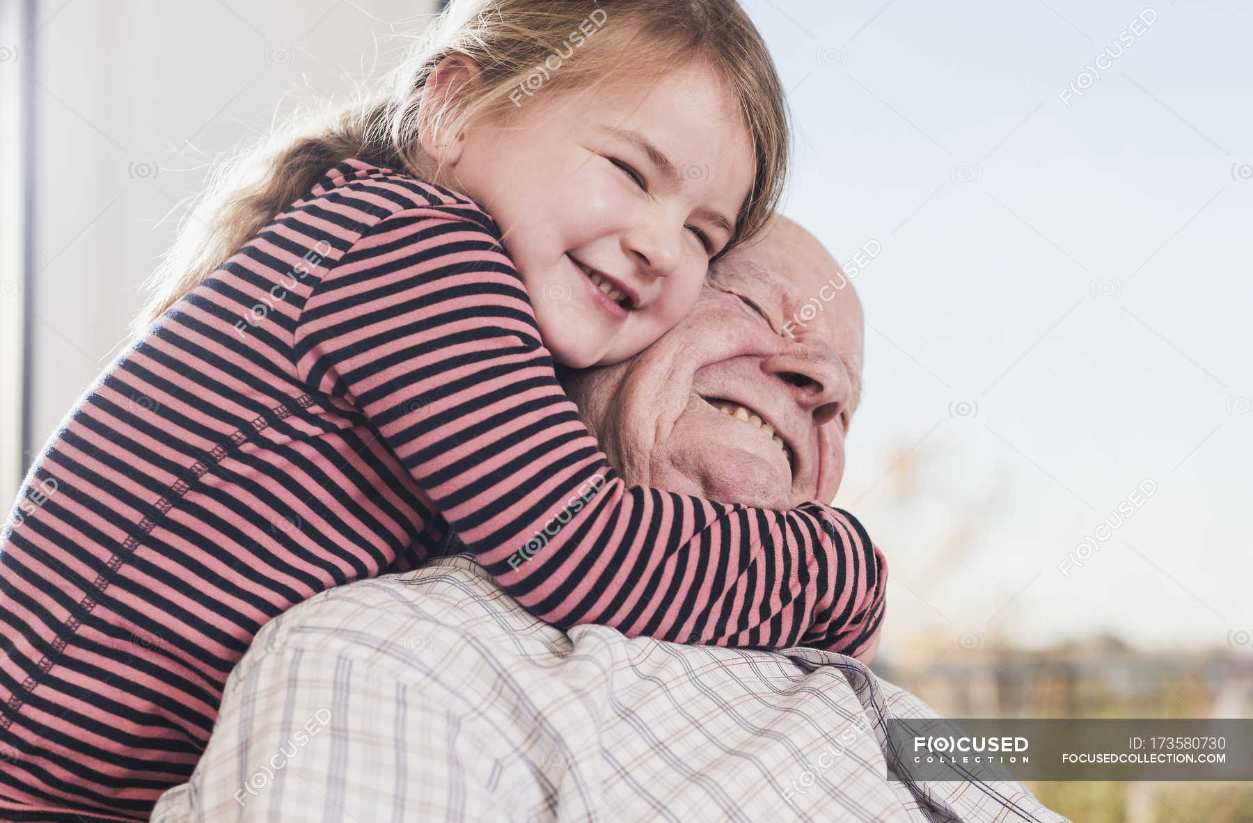 Дед обнимать. Объятия дедушки. Обнимает дедушку. Внучка обнимает дедушку. Девочка обнимает дедушку.