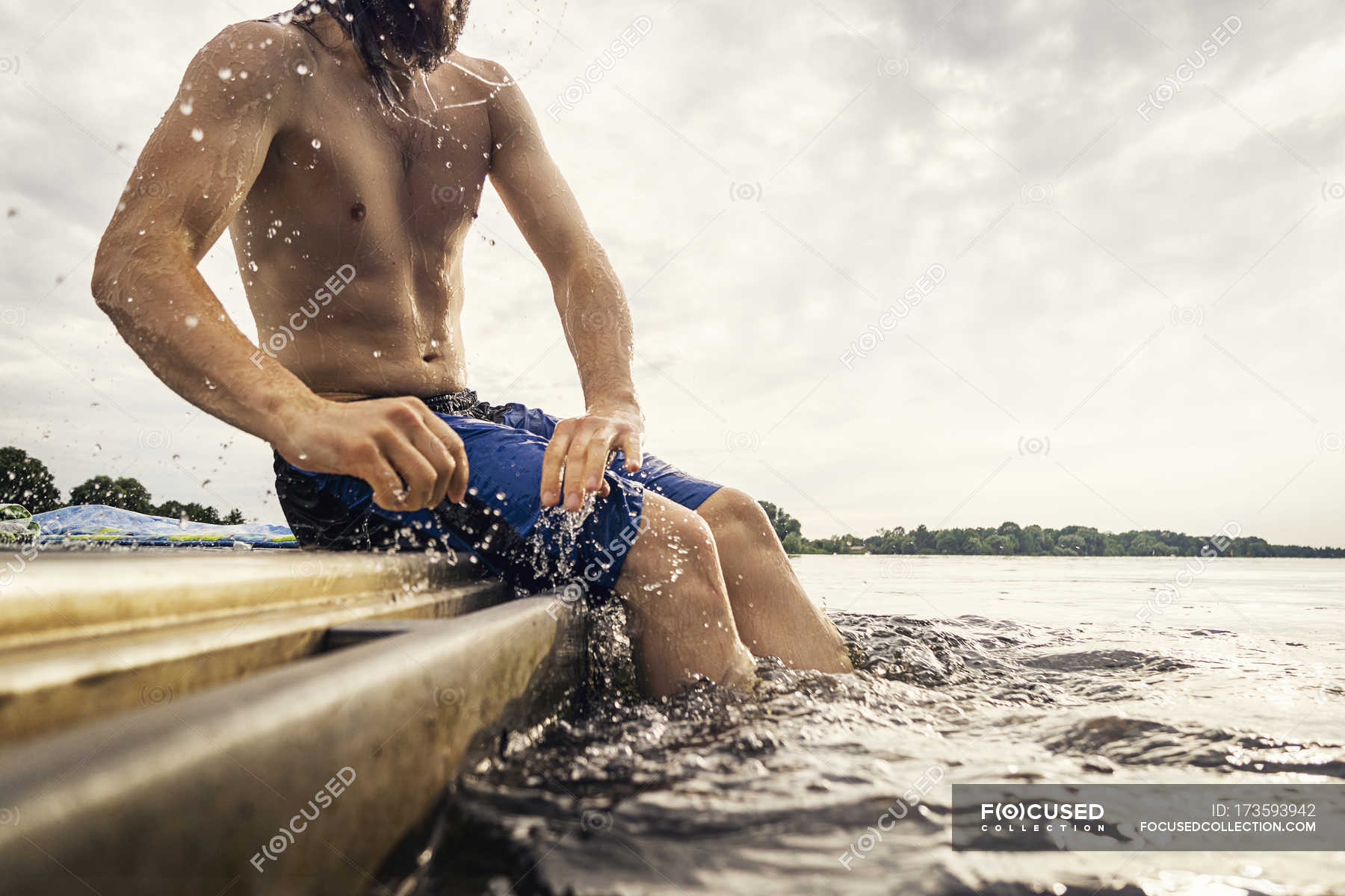 Заходит мужик в воду. Мужчина в воде.