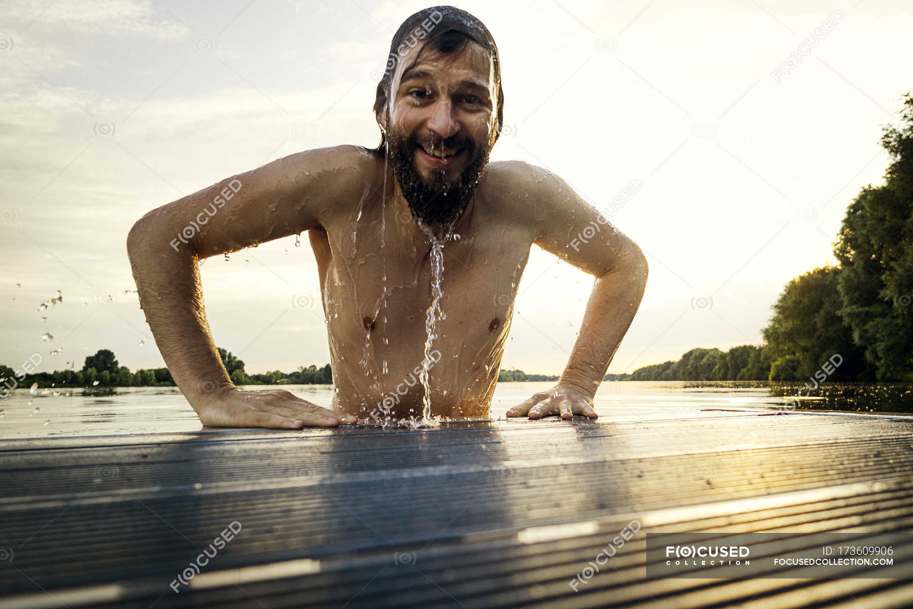 Заходит мужик в воду. Мужчина в воде.