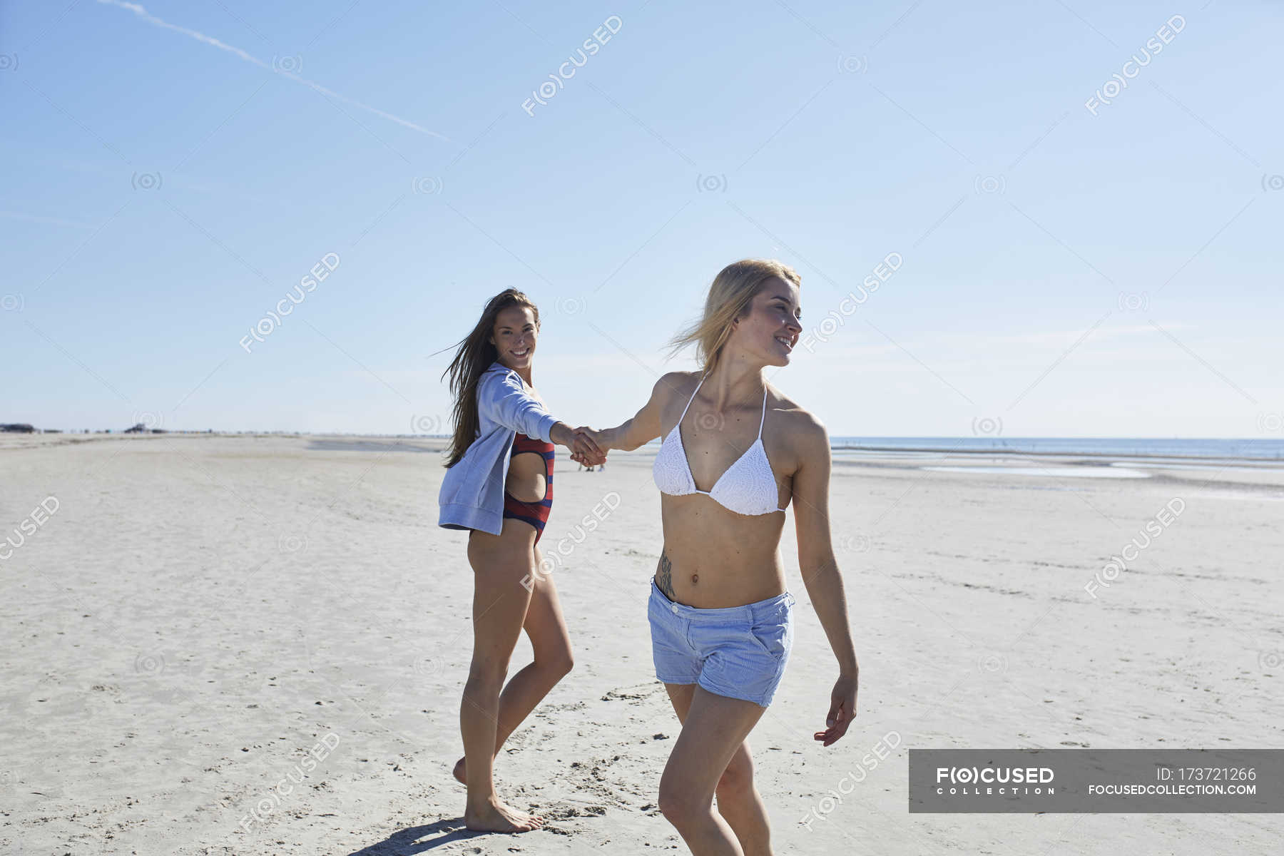 Парень развлекается с двумя подругами на пляже