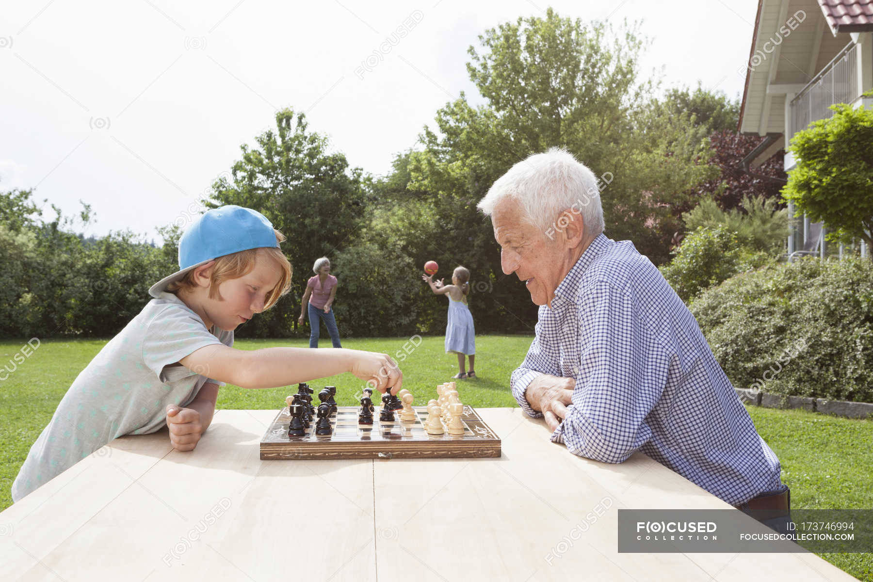 Дед с внуком играют в шашки. Дед внук шахматы. Дедушки играют в шахматы. Дед и внук играют в шахматы. Бабушка шахматы.