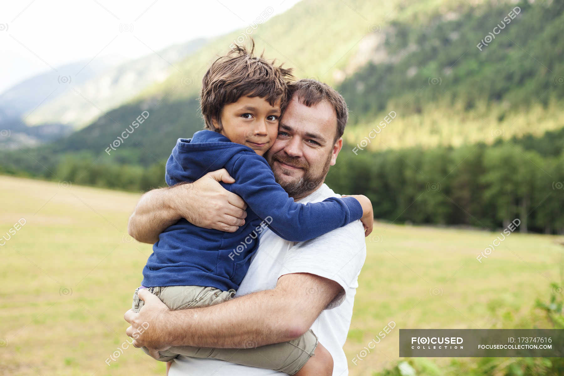 Отец обнял сына