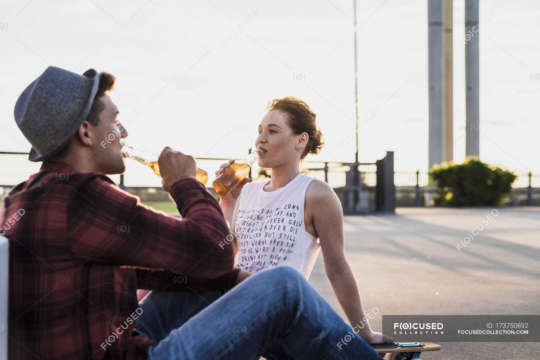 Couple drinking beer from bottles — alcoholic drink, idyllic - Stock ...