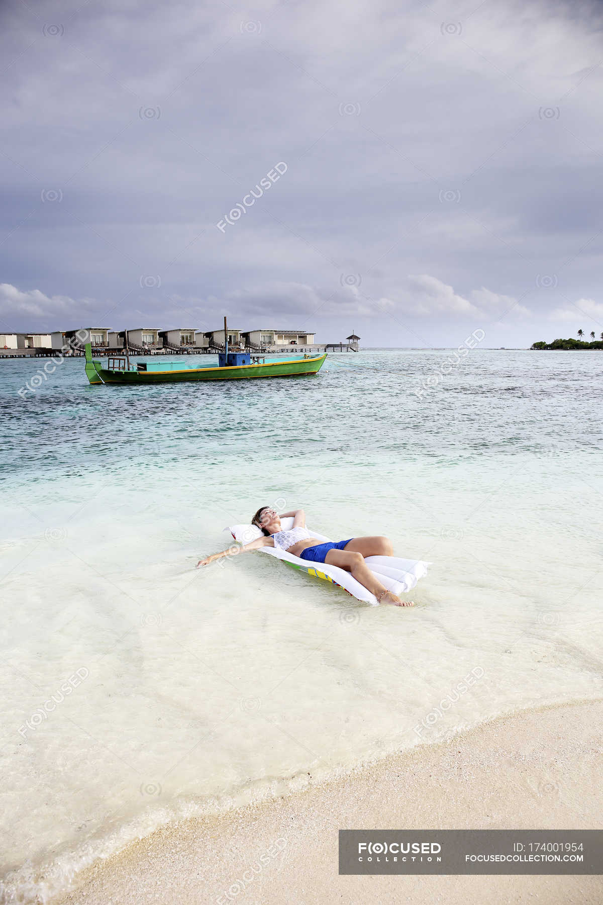 Maldives Guraidhoo Woman Floating On Airbed In Shallow Water — Indian Ocean Nature Stock